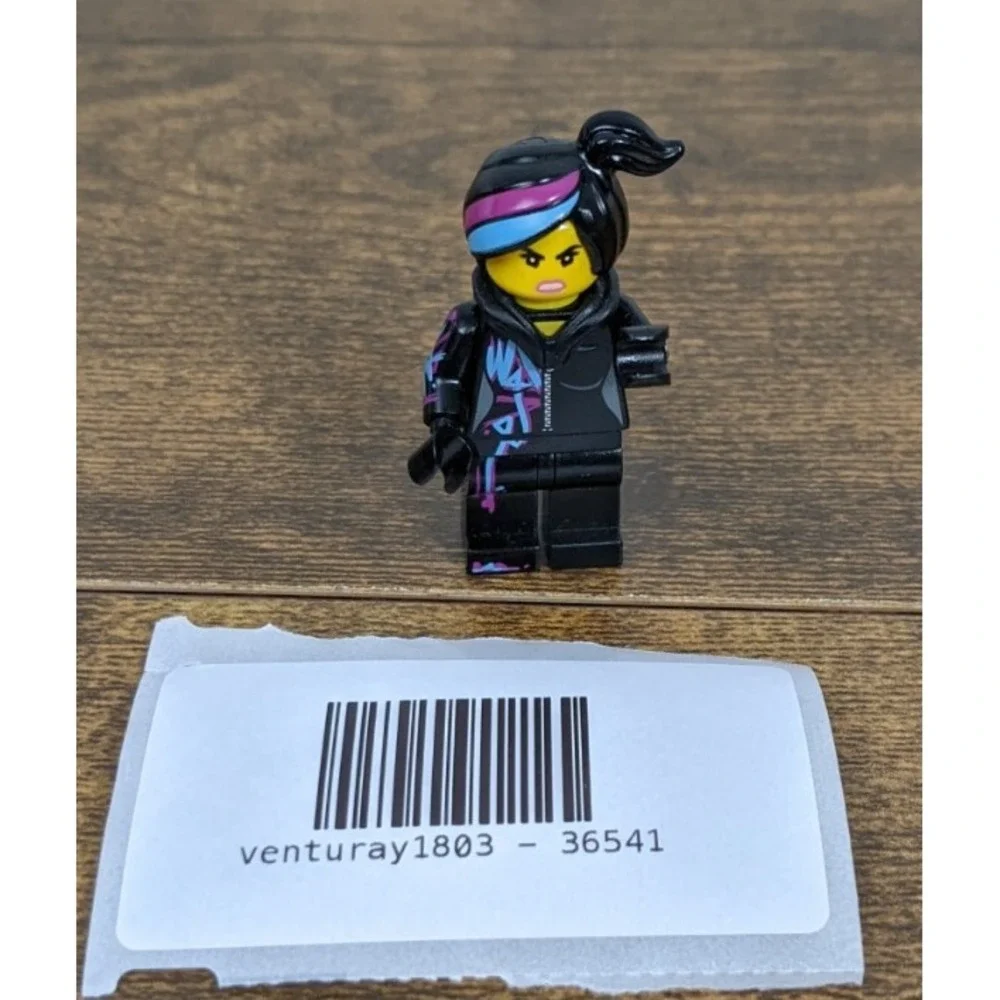 LEGO Wyldstyle Minifigure – The LEGO Movie – Black‎ Jacket & Streaked Hair
